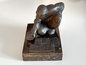 bronzen beeldje Marlies Noordkamp "de tegelzetter" beschikbaar voor biedingen