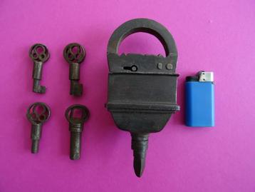  ANTIEK TRUUK HANGSLOT WERKT MET 4 SLEUTELS  SLOT SLOTEN  beschikbaar voor biedingen