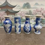 Porseleinen miniatuurvazen met blauw-wit prunus motief, Antiek en Kunst, Antiek | Vazen, Ophalen of Verzenden