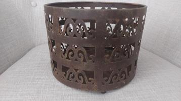 Robuuste kandelaar beschikbaar voor biedingen