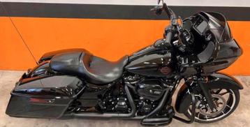 ROAD GLIDE 2023 5900km, CARPLAY, Blackout, hoog stuur beschikbaar voor biedingen