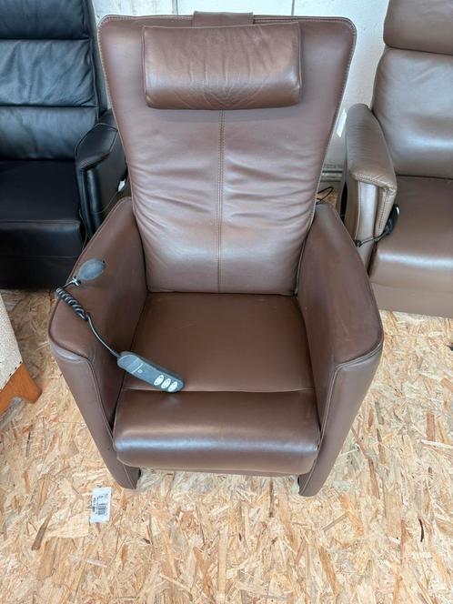 Luxe lederen sta-op stoel van Prominent., Huis en Inrichting, Stoelen, Zo goed als nieuw, Eén, Bruin, Ophalen