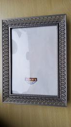 Antiek zilver kleur fotolijstje open gewerkte rand bol glas., Ophalen of Verzenden