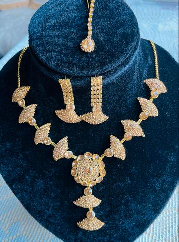 Goudkleurige sieradenset met strass steentjes beschikbaar voor biedingen
