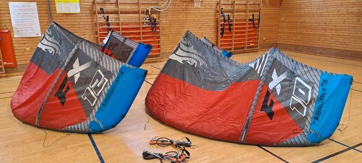 Complete set Cabrinha FX kites 10m2 en 12m2, 2 bar, 2 Boards, Watersport en Boten, Kitesurfen, Zo goed als nieuw, Kitesurf-set