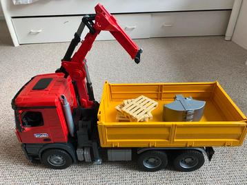 Bruder Vrachtwagen met Laadbak beschikbaar voor biedingen