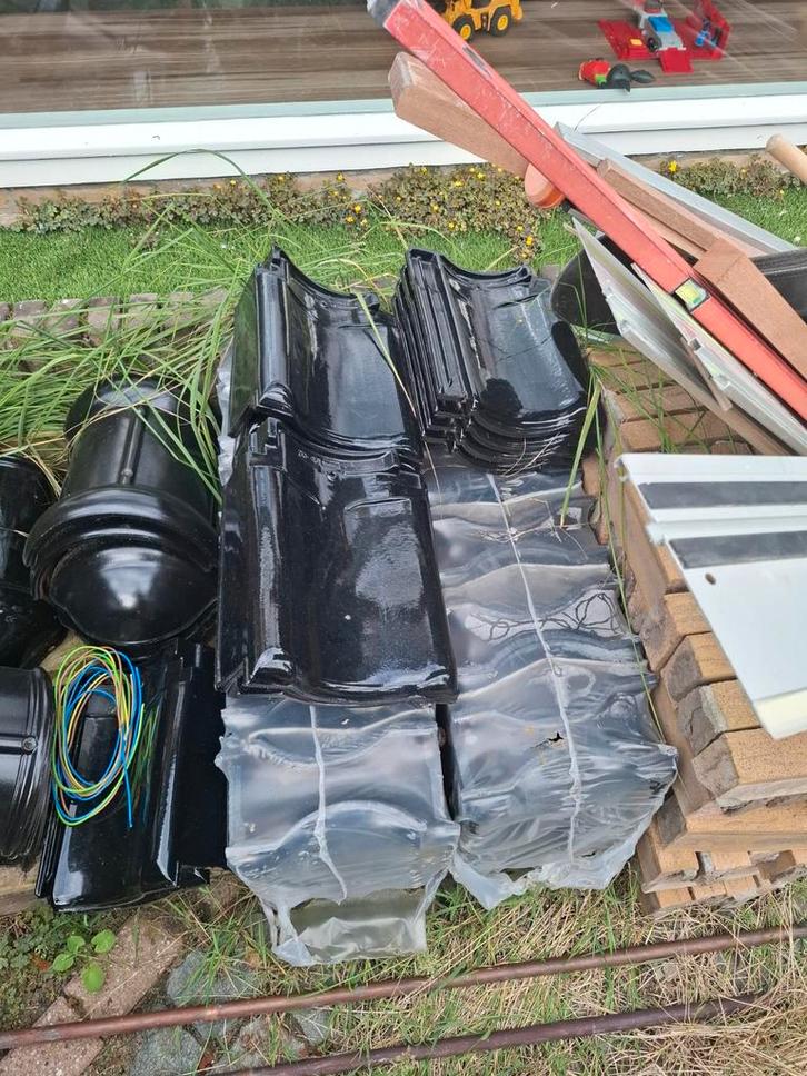 Kantpannen en Nokvorsten - Zwart, Doe-het-zelf en Verbouw, Dakpannen en Dakbedekking, Gebruikt, Dakpannen, Steen of Klei, Zwart