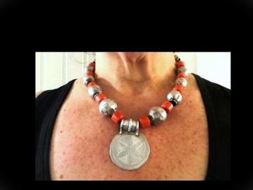 Bijzonder Collier Zilveren handgemaakt versierd Oranjekoraal beschikbaar voor biedingen