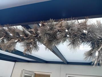 Natuurgetrouwe kerst guirlande / 96 fel witte LED lampjes beschikbaar voor biedingen
