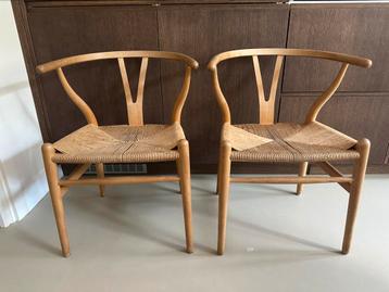 2 Carl Hansen Wishbone Chairs Hans J. Wegner (1970) beschikbaar voor biedingen