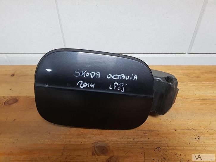 Skoda Octavia 2013 - 2019 tankklep benzine zwart LF9R €30, Auto-onderdelen, Carrosserie en Plaatwerk, Deur, Skoda, Gebruikt, Ophalen of Verzenden