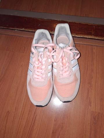 Mooie Adidas schoenen  beschikbaar voor biedingen