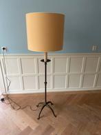 Antiek Franse vloerlamp messing met gele kap, Huis en Inrichting, Lampen | Vloerlampen, Ophalen, Gebruikt