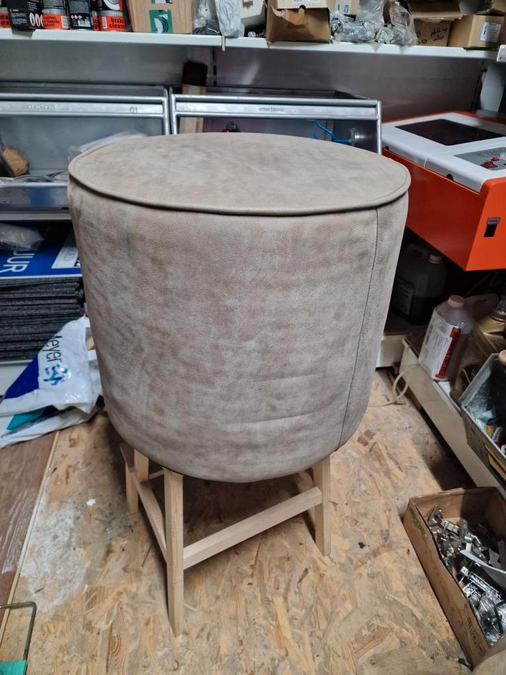 Nieuwe Buffellederen Poef - Ø52cm, Huis en Inrichting, Banken | Voetenbanken en Poefen, Nieuw, 50 tot 75 cm, 50 tot 75 cm, Rond