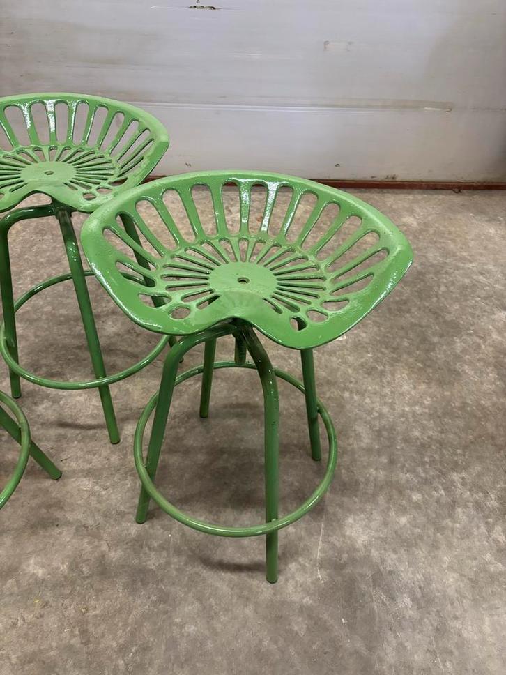 Set van 4 groene Fendt tractor krukken, Huis en Inrichting, Barkrukken, Gebruikt, 60 tot 90 cm, Metaal, 4 krukken, Met voetsteun