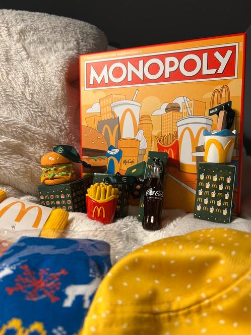 Monopoly+complete set van kerstballen+2 paar sokken en must, Diversen, Kerst, Nieuw, Ophalen of Verzenden