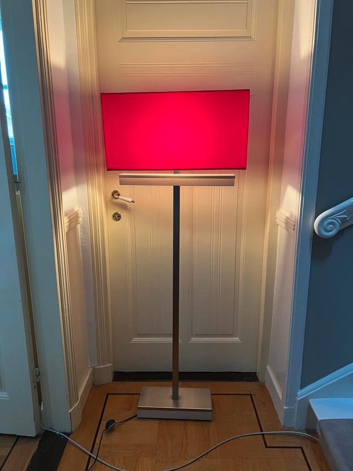 Sfeervolle stalamp met rode kap, Huis en Inrichting, Lampen | Vloerlampen, Gebruikt, 150 tot 200 cm, Hout, Ophalen