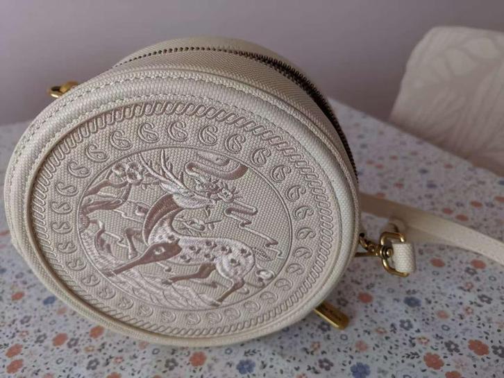 Unieke ronde schoudertas met geborduurd hert, Sieraden, Tassen en Uiterlijk, Tassen | Damestassen, Zo goed als nieuw, Schoudertasje
