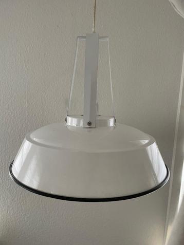 Vintage wit metalen hanglampen (paar) beschikbaar voor biedingen