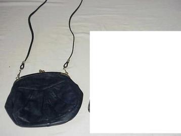 Donkerblauwe schoudertas met lang hengsel. Beschadigd. beschikbaar voor biedingen