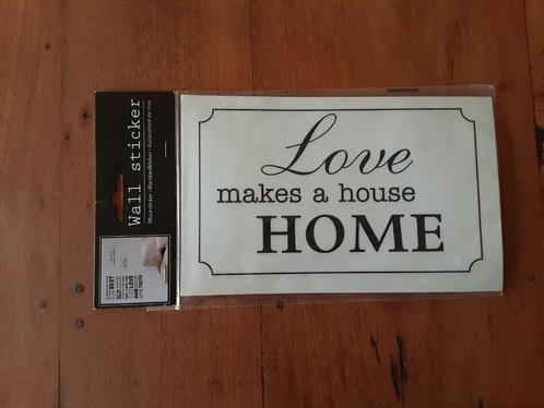 Muursticker Love makes a house home, Huis en Inrichting, Woonaccessoires | Tekstborden en Spreuken, Nieuw, Ophalen of Verzenden