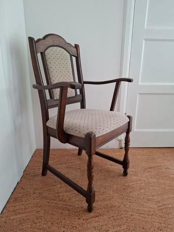 Houten stoel beige / grijs stip design met armleuningen beschikbaar voor biedingen