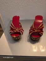 Rode Indonesische sier schoenen., Onbekend, Gedragen, Rood, Sandalen of Muiltjes