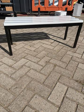 Bankje - Zwart frame, witte zitting beschikbaar voor biedingen