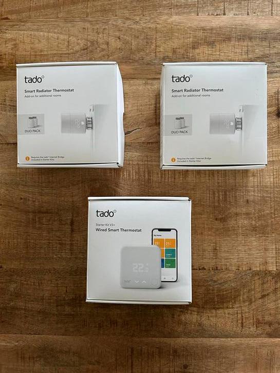 Tado Slimme Radiator Set - Thermostaat, Bridge, 4 Knoppen, Doe-het-zelf en Verbouw, Thermostaten, Zo goed als nieuw, Slimme thermostaat