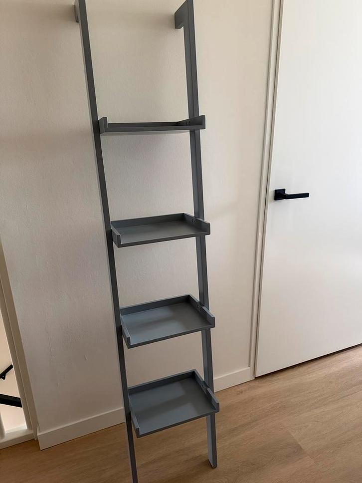 Leuk grijs wandrek / boekenrek!, Huis en Inrichting, Woonaccessoires | Wandplanken en Boekenplanken, Zo goed als nieuw, Ophalen