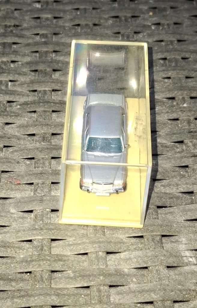 Mercedes grijs in vitrinekastjes, Hobby en Vrije tijd, Modelauto's | 1:5 tot 1:12, Zo goed als nieuw, Auto, 1:5 t/m 1:8, Ophalen of Verzenden