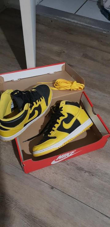 Gele nike hoog sneakers beschikbaar voor biedingen