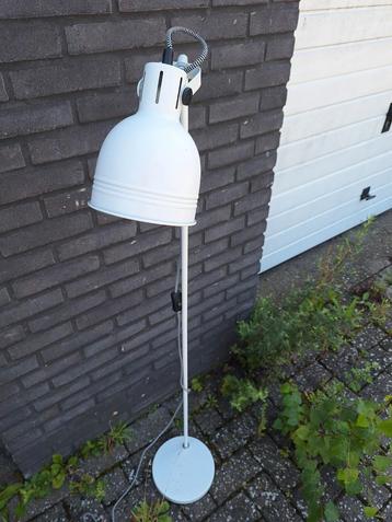 Staande lamp beschikbaar voor biedingen