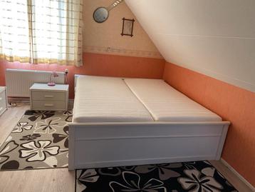 Bed 180x200, incl. nachtkastjes kleur: wit hout