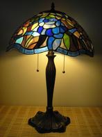 Kleurige Tiffany tafellamp met mooie blauwtinten, Ophalen, Zo goed als nieuw, Glas, 50 tot 75 cm