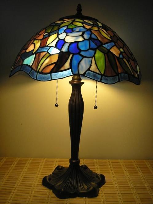 Kleurige Tiffany tafellamp met mooie blauwtinten, Huis en Inrichting, Lampen | Tafellampen, Zo goed als nieuw, 50 tot 75 cm, Glas