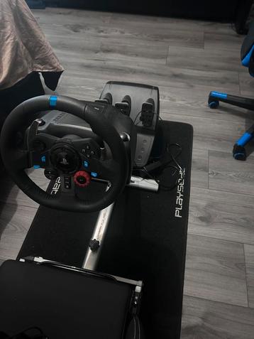 Nette playseat met logitech g29 en extra beschikbaar voor biedingen