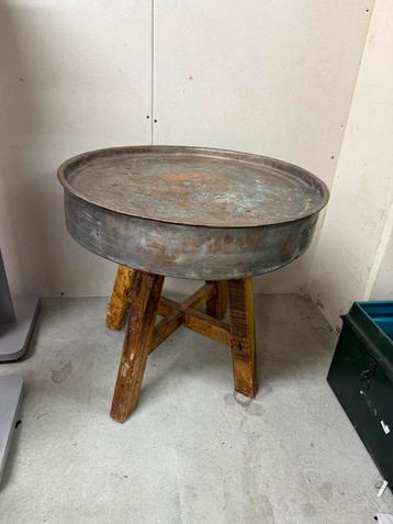 Leuke industriele bijzettafel beschikbaar voor biedingen