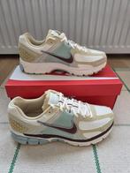 Nike Zoom Vomero 5 'Team Gold' - Nieuw!, Kleding | Heren, Schoenen, Bruin, Nike, Nieuw, Ophalen of Verzenden