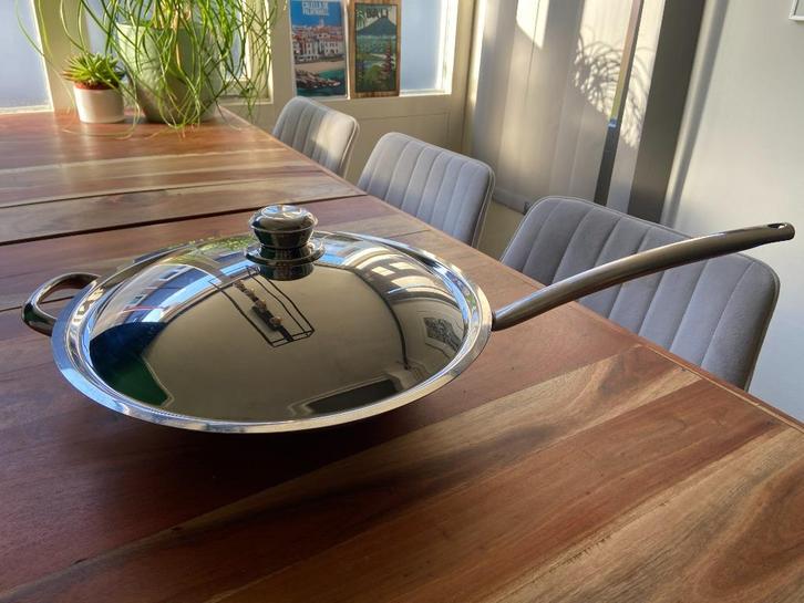 Spring rvs wokpan met deksel (35cm), Huis en Inrichting, Keuken | Potten en Pannen, Zo goed als nieuw, Wok, Rvs, Inductieplaat