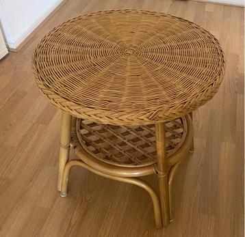Rotan Tafel beschikbaar voor biedingen