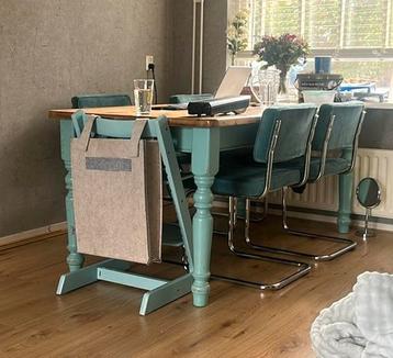 Hele mooie eettafel. Grenen blad en blauwe onderzijde beschikbaar voor biedingen
