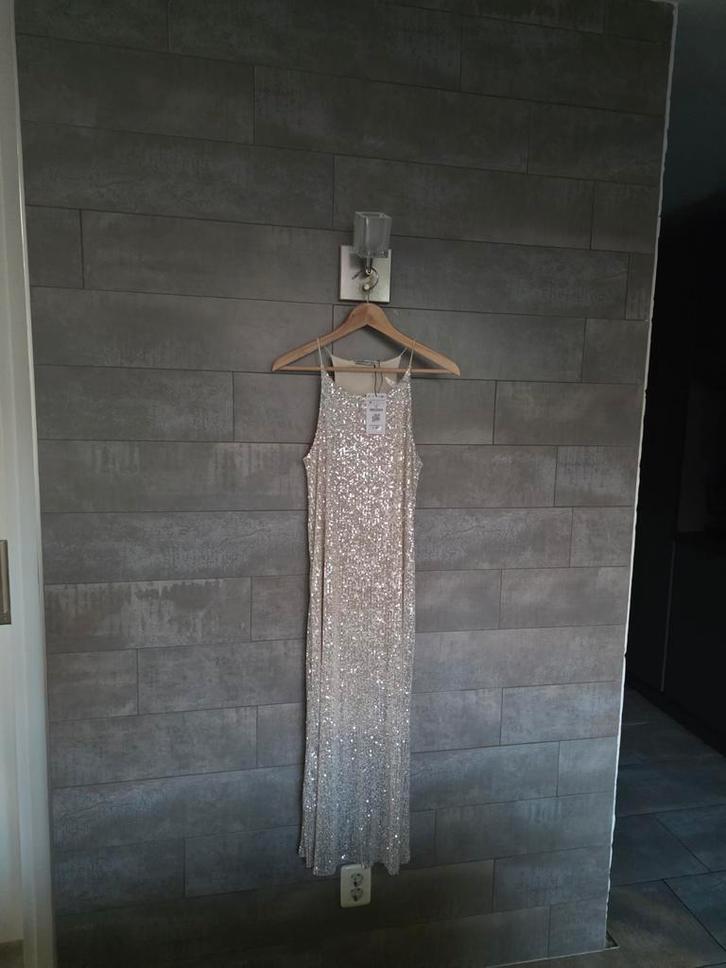 Prachtige gala jurk van Stradivarius - Maat M, Kleding | Dames, Jurken, Nieuw, Maat 38/40 (M), Beige, Onder de knie, Ophalen of Verzenden