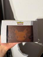 25th anniversary pokemon houten deck box pikachu, Ophalen of Verzenden, Zo goed als nieuw, Overige typen