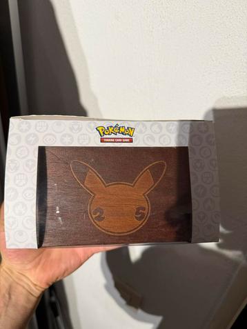 25th anniversary pokemon houten deck box pikachu beschikbaar voor biedingen