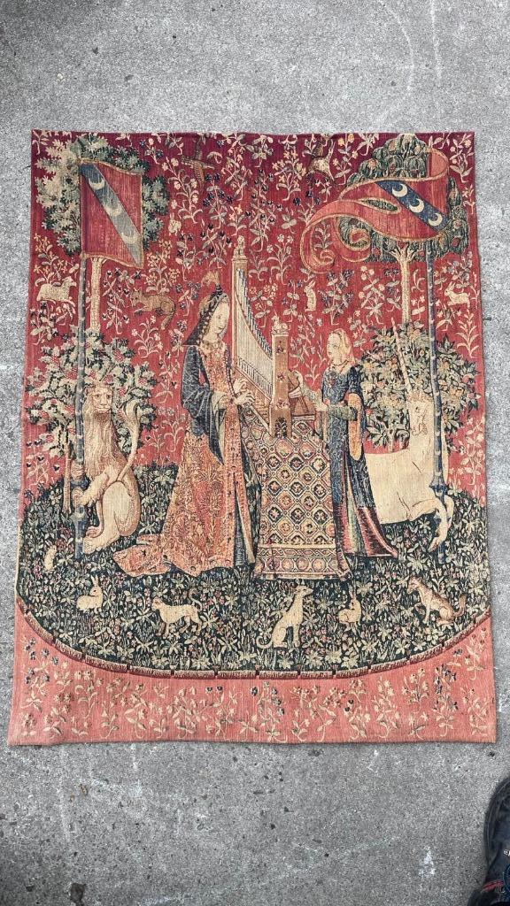 Wandtapijt “La Dame à la Licorne – L’Ouïe”, Antiek en Kunst, Antiek | Kleden en Textiel, Ophalen