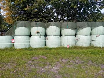 Grote balen hooi  beschikbaar voor biedingen