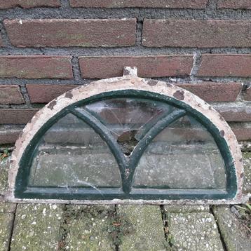 Antiek stalraam gietijzer halfrond, met glas beschikbaar voor biedingen
