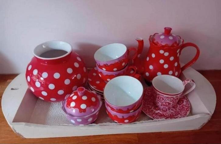 Compleet Serviesset met rode stippen, Huis en Inrichting, Keuken | Servies, Zo goed als nieuw, Kop(pen) en/of Schotel(s), Overige stijlen