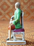Mooi antiek beeldje uit Oostenrijk van man op een stoel., Antiek en Kunst, Antiek | Porselein, Ophalen of Verzenden